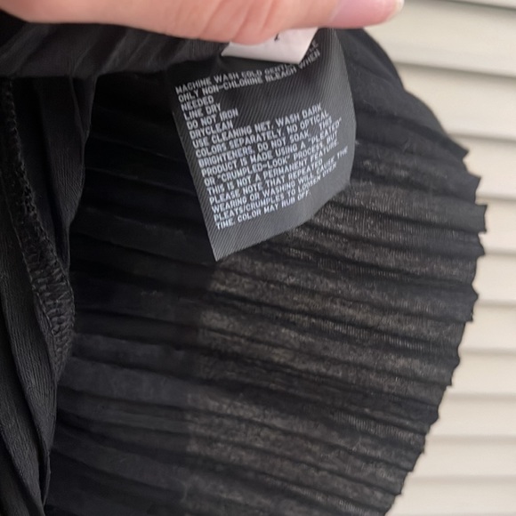 Uniqlo Black Pleated Sleeveless Dress - Picture 7 of 7